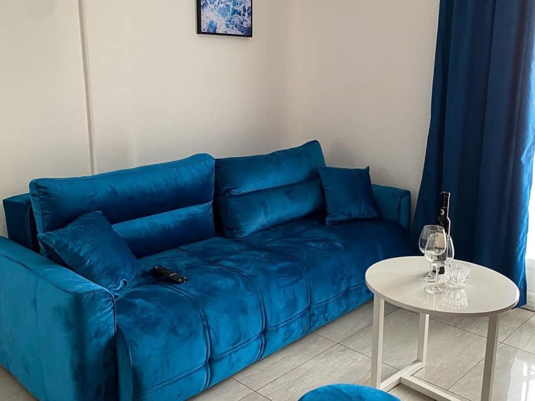 As Apartment *